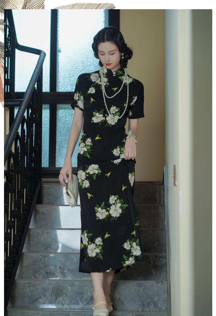 Black Tridational Engagement Cheongsam with flower pattern