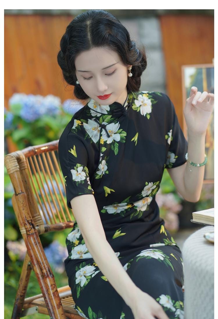 Black Tridational Engagement Cheongsam with flower pattern