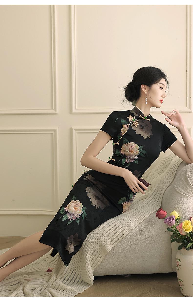 Black Traditional Qipao With Flower Pattern