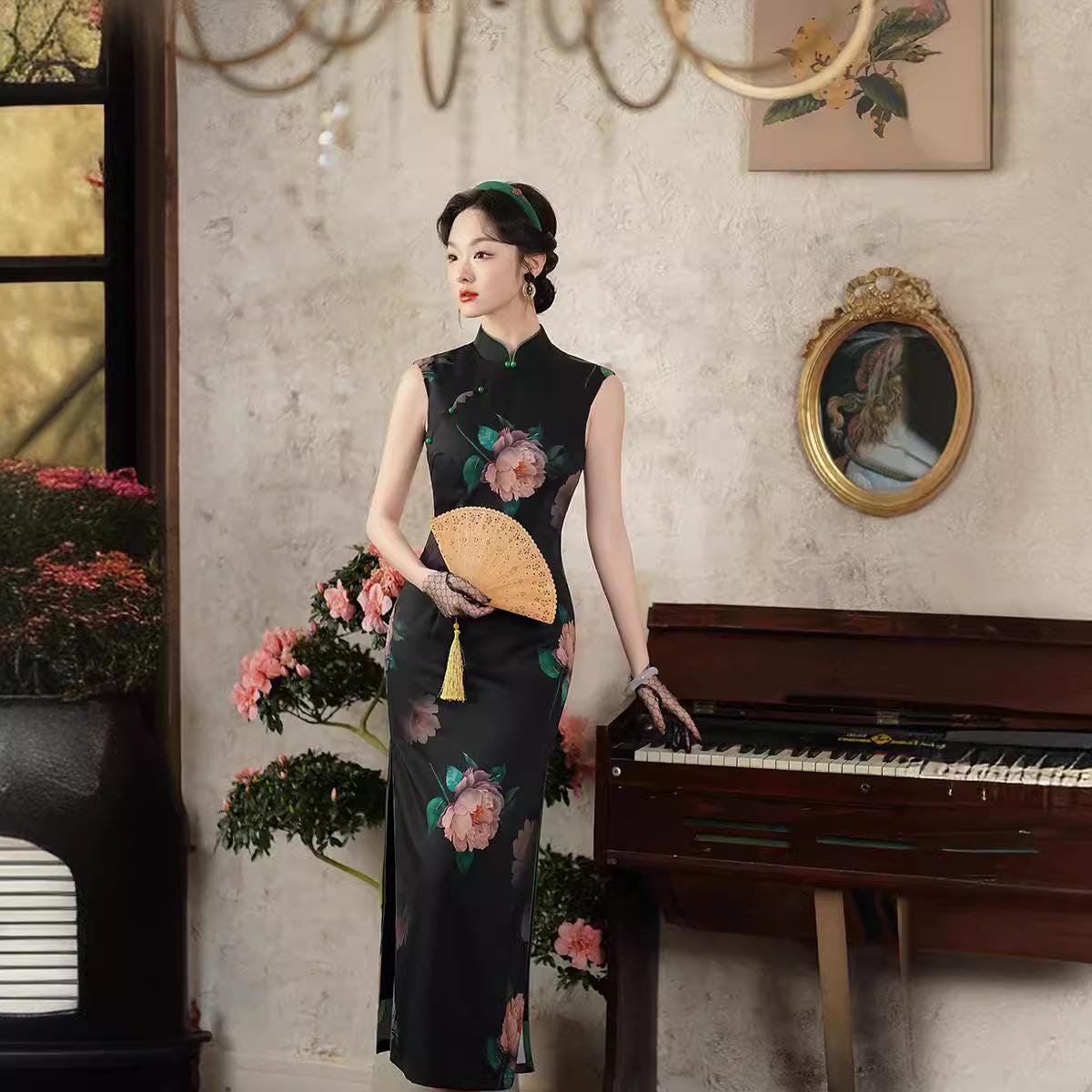 Black Sleeveless Cheongsam With Flower Pattern