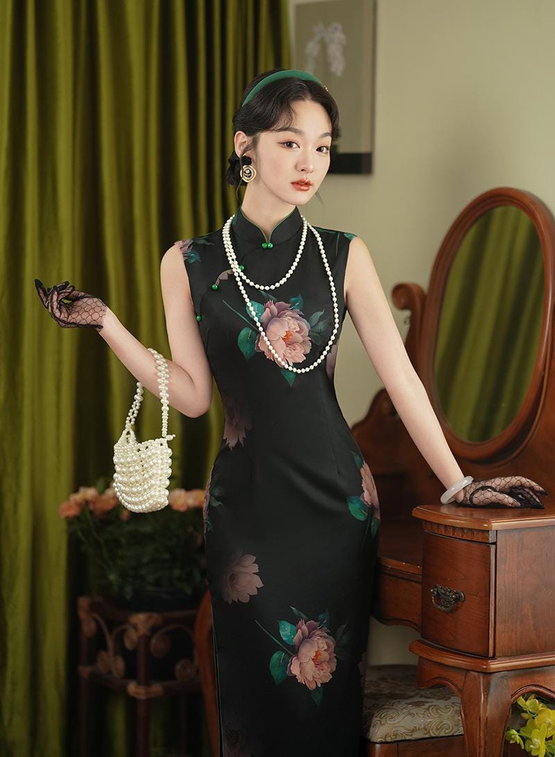 Black Sleeveless Cheongsam With Flower Pattern