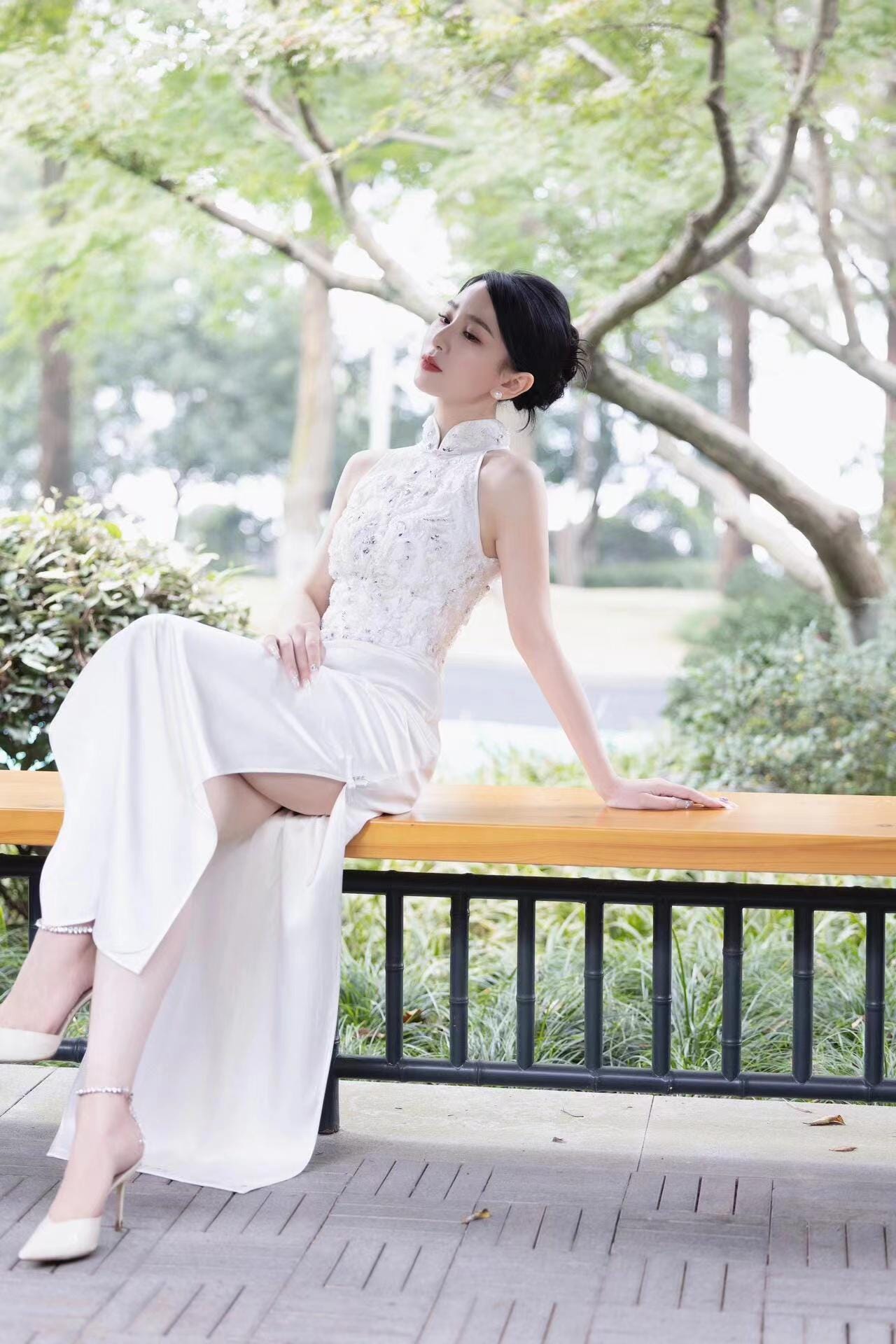 Satin White Modern Chinese Wedding Dress Halter Neck Off-Shoulder Cheongsam Traditional Tea Ceremony Engagement Qipao Slim-fit Morning Robe