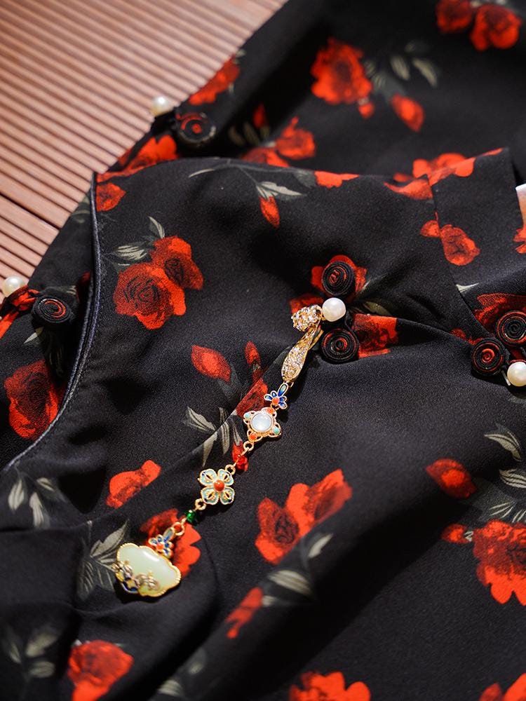 Black Sleeveless with Flower Pattern Cheongsam