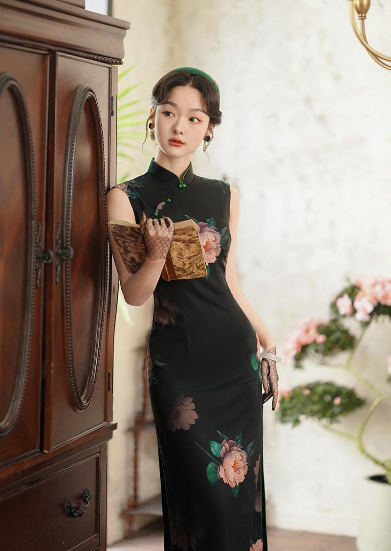 Black Sleeveless Cheongsam With Flower Pattern